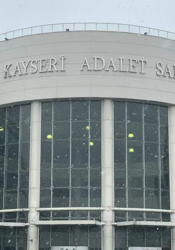 Eşini maket bıçağı yaralayan sanığın yargılanmasına devam edildi