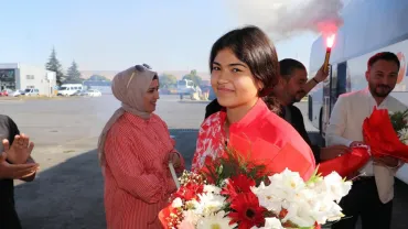 Dünya 2'ncisi Huri Uçar Kayseri’de coşkuyla karşılandı