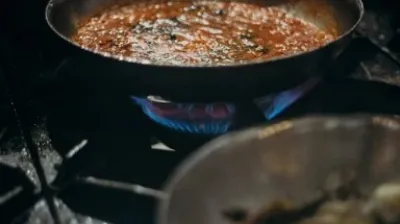 Çizilmiş teflon tavalar sağlığınızı tehdit edebilir: Uzmanlardan önemli uyarı