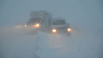 Kar yağışında mahsur kalan aile polis ekiplerince kurtarıldı