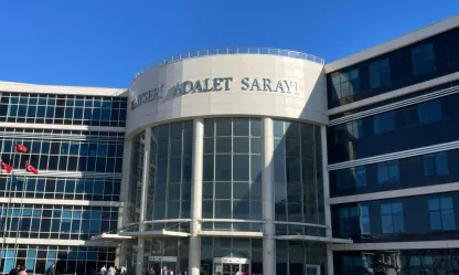 Arkadaşını bıçakla yaralayan şahsın yeniden yargılanmasına başlandı