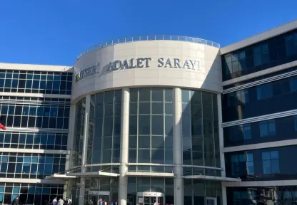 Arkadaşını bıçakla yaralayan şahsın yeniden yargılanmasına başlandı