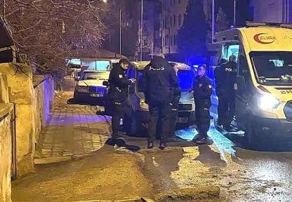 Bıçaklanan genç binaya sığındı