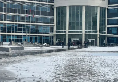 Bir kişinin av tüfeği ile yaralandığı komşu kavgasının sanığını hakim karşısına çıktı