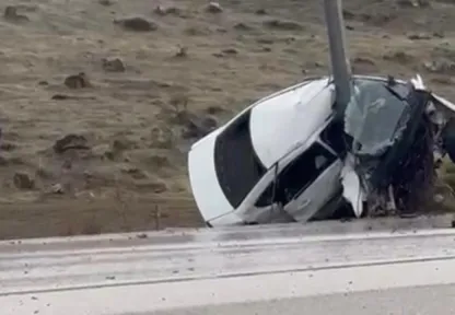 Erciyes Yolunda Korkunç Kaza: Direğe çarpan araç ikiye katlandı