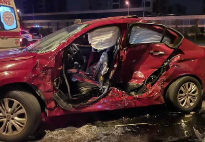 Erkilet Bulvarı'nda kamyonla otomobilin çarpıştığı kazada 3 yaralı