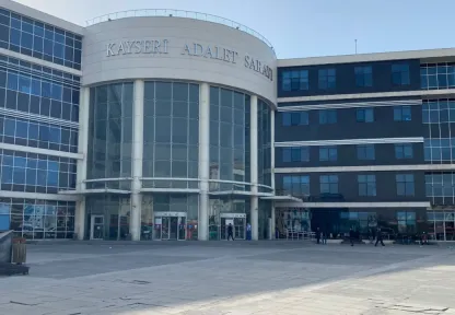 Eski eşini bıçakla yaralayan şahsın yeniden yargılaması yapıldı