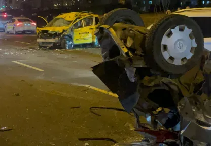 Karşı şeride geçen otomobil ticari taksi ile çarpıştı: 1'i ağır 3 yaralı