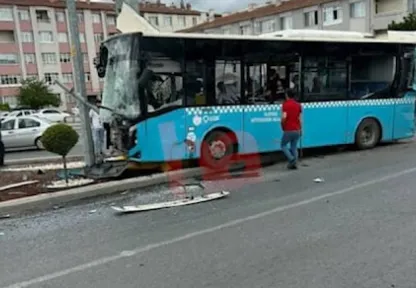 TIR, halk otobüsü ve otomobilin karıştığı kazada 8 kişi yaralandı