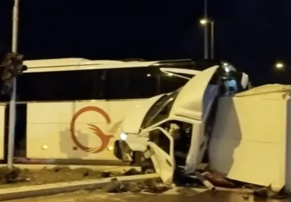 Yolcu otobüsüyle kamyonetin karıştığı kazada 5 kişi yaralandı