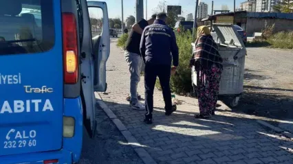 Çöp kenarında duygu sömürüsüne karşı uyarı