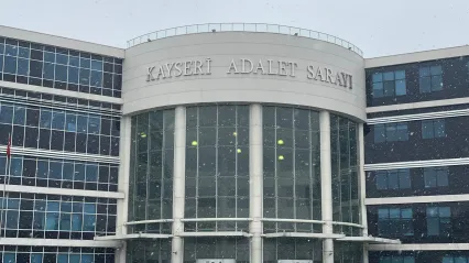 Eşini maket bıçağı yaralayan sanığın yargılanmasına devam edildi