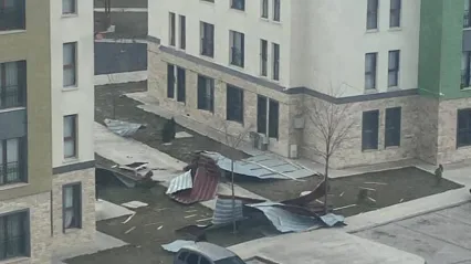 Kayseri'de kuvvetli rüzgar etkili oldu: Çatılar uçtu, levhalar zarar gördü