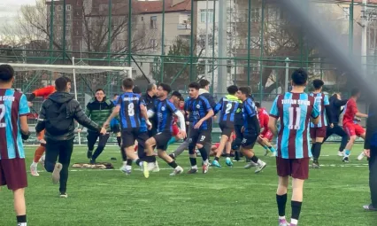Amatör maçtan sonra saha karıştı