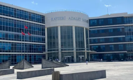 Annesine karşı yağma suçundan yargılanan sanık suçlamayı reddetti