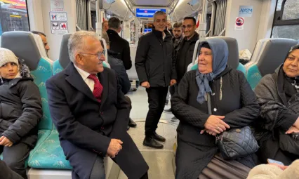 Başkan Büyükkılıç,  Tramvay Yolcularıyla Sohbet Etti