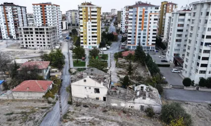 Başkan Çolakbayrakdar: 'Eski yapılar yıkılıyor, depreme dayanıklı yeni konutlar yapılıyor'