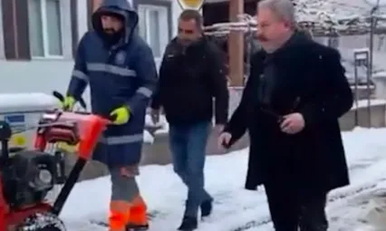 Başkan Palancıoğlu, kar küreme aracıyla yol açma çalışmalarında