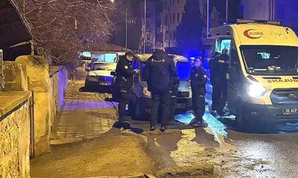 Bıçaklanan genç binaya sığındı