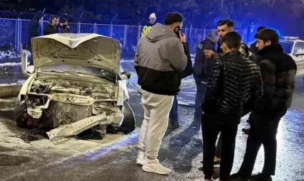 'Cumburlop' Kazası: Genç Sürücü Refüjü Aştı, Otomobil Pert Oldu