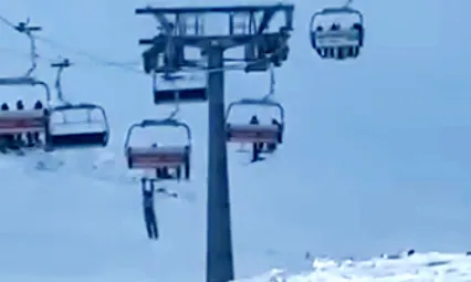 Erciyes'te yürekler ağza geldi: Telesiyeje asılı genç yere çakıldı