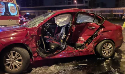 Erkilet Bulvarı'nda kamyonla otomobilin çarpıştığı kazada 3 yaralı