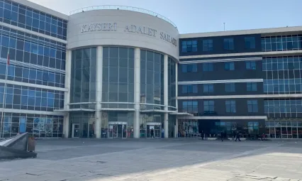 Eski eşini bıçakla yaralayan şahsın yeniden yargılaması yapıldı