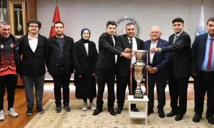 Görme Engelliler Spor Kulübü, şampiyonluk kupasını Büyükkılıç'a sundu