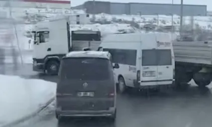 İşçi servisiyle TIR'ın karıştığı kazada 11 kişi yaralandı