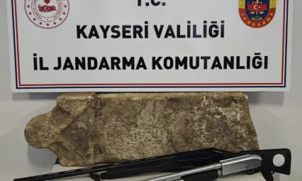 Jandarma Roma dönemi mezar Steli ve ruhsatsız av tüfeği ele geçirdi