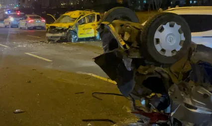 Karşı şeride geçen otomobil ticari taksi ile çarpıştı: 1'i ağır 3 yaralı