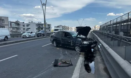Kayseri'de otomobil aydınlatma direğine çarptı: 1'i ağır 2 yaralı