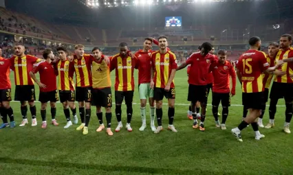 Kayserispor sezonun ilk galibiyetini taraftarıyla kutladı