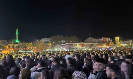 Kırşehir Belediyesi TUSAŞ saldırılarına rağmen Cacabey Meydanında konser düzenledi