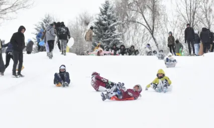 Kızak, tepsi ve naylonla karın tadını çıkardılar
