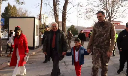 Müdür Aydın, şehidimizin emaneti Metahan'ı okulun ilk gününde yalnız bırakmadı