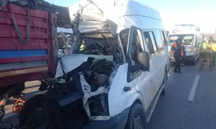 Öğrenci servisi, TIR'a çarptı: 1 kişi öldü, 7 yaralı
