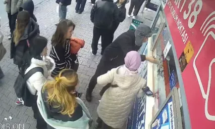 Örnek Davranış: Düşürdüğü para kendisine teslim edildi