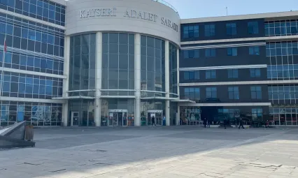 Otobüsle şehre gelen ve valizinde uyuşturucu madde çıkan şahıs hakim karşısına çıktı