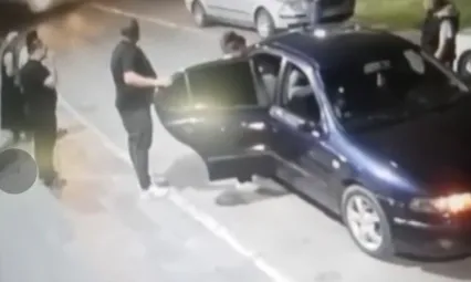 Parkta Borç Hesaplaşması: Bıçaklı Saldırı Kamerada