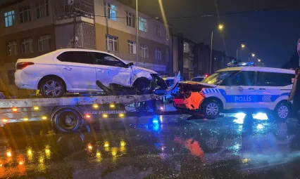 Polis otosu ile otomobil çarpıştı: 1 kişi yaralandı