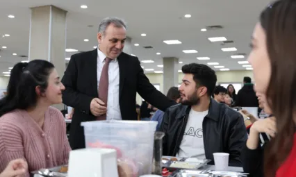 Rektör Prof. Dr. Altun, Öğrenciler ile Yemek Yedi