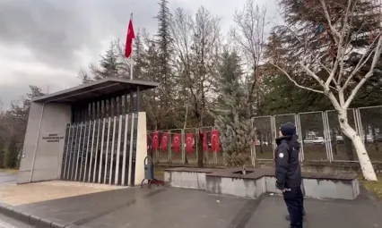 Şehit Komandolar durağındaki yıpranan bayrak yenisiyle değiştirildi