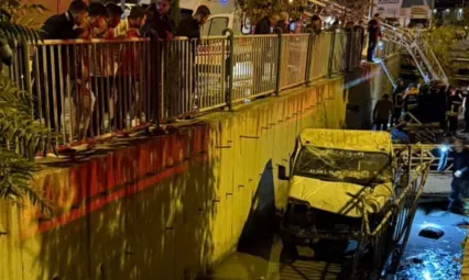 Su taşkın kanalına düşen kamyonetteki 2 kişi yaralandı