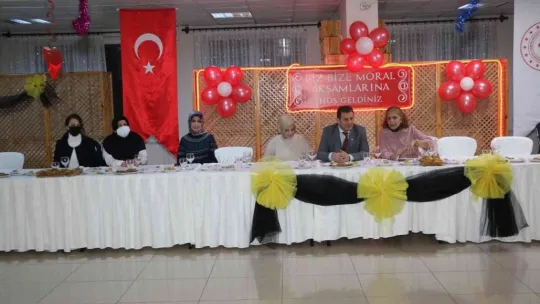 'Biz Bize Moral Akşamları' etkinliklerle devam ediyor