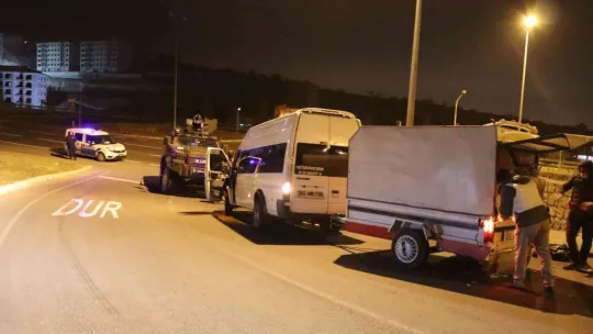 'Dur' ihtarına uymayan minibüsten 31 göçmen çıktı