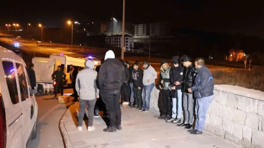 'Dur' ihtarına uymayan minibüsten 31 göçmen çıktı