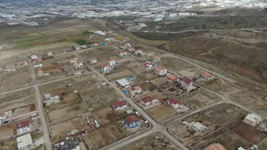 1 haftada 16 kez sallanan mahalle sakinleri diken üstünde