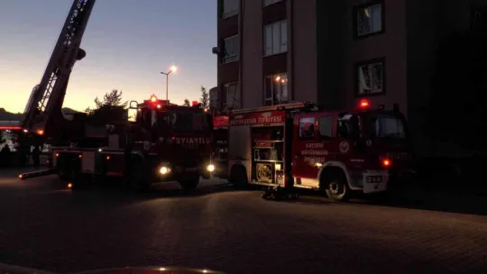 10 katlı apartmanın çatısında çıkan yangını itfaiye söndürdü