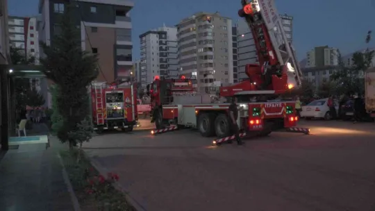 10 katlı apartmanın çatısında çıkan yangını itfaiye söndürdü